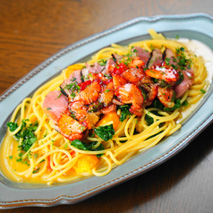 紅茶鴨とイチゴのマリアージュ!赤黄トマトと発酵バターの温製パスタ