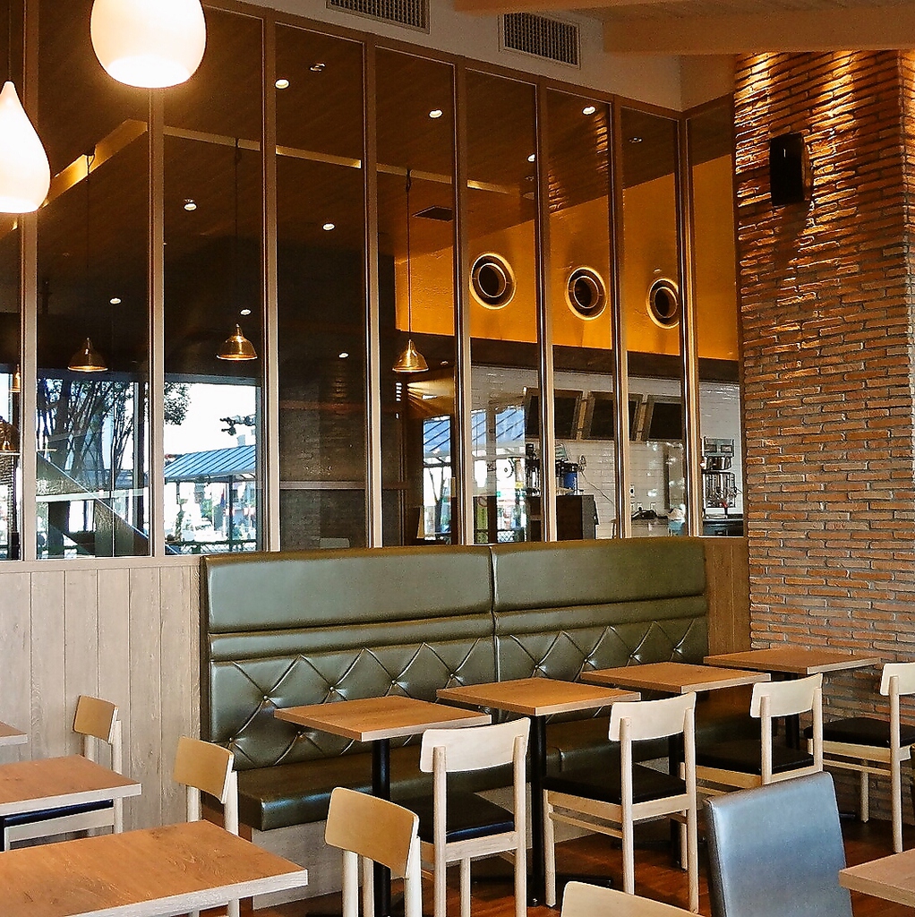 木のぬくもりが溢れる店内。貸切Partyにも、ちょっと仲間で集まるのにもピッタリです。