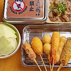 まずはさらっと串カツ6本やキャベツやどて焼がついた大阪難波セットの写真