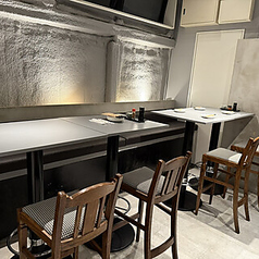 友人や家族との賑やかなお食事に最適なテーブル&ソファ席。周りを気にせず、楽しいひとときをお過ごしいただけます。