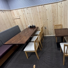 広々としたテーブル席