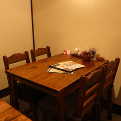 4名様が食事ができるテーブルを2卓ご準備しております。
