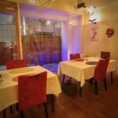 4名様で利用できる席が1か所ございます。ご家族でのお食事や記念日など、特別な場面にぴったりのお席です。綺麗に飾られた空間が特別な雰囲気を演出し、大切なひとときをお過ごしいただけます。お席はゆとりを持って配置され、プライベートな空間を演出しています。