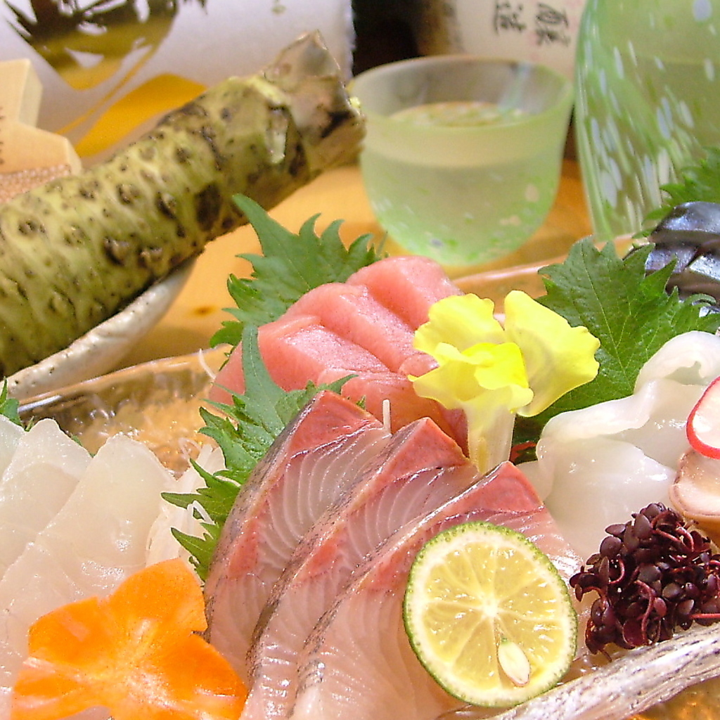 その日の直送鮮魚でご用意★旬魚のお造り盛合せ1800円～！日本酒や焼酎をこよなく愛する方は是非！！
