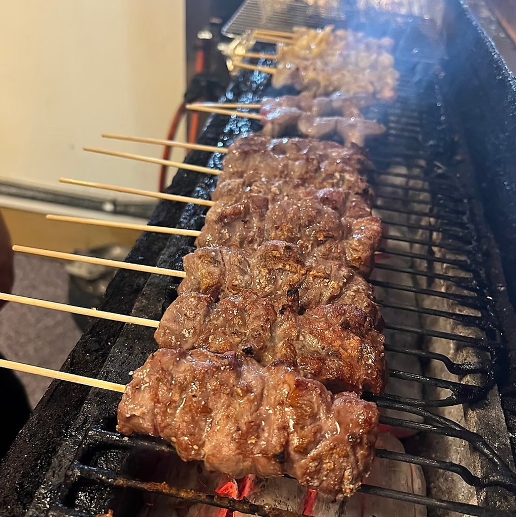 各食材を丁寧に焼き上げた串料理は見た目にも美しく、香ばしさとジューシーさが絶妙に調和してます！