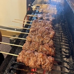 各食材を丁寧に焼き上げた串料理は見た目にも美しく、香ばしさとジューシーさが絶妙に調和してます！