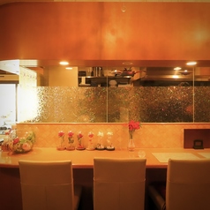 白を基調とした綺麗なカウンター席を4席ご用意しております。落ち着いた雰囲気の中、お一人様やお二人様でゆったりとお食事やお酒を楽しむことができる空間です。プライベートな時間を楽しむには最適な席となっております。