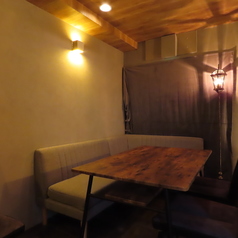 広々とした6名様用のテーブル席は、グループでの飲み会やご宴会にぴったりのお席です◎落ち着きのある色調でまとめられたモダンな内装と自然素材の温かさが、リラックスした空間を演出します。隣のお席との程よい距離感も保たれており、気兼ねなく会話に花を咲かせることができます♪