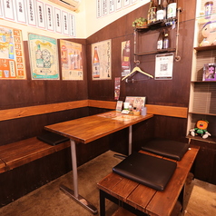 4名様用のテーブル席を設けております。落ち着いた雰囲気の当店は大切な方とのお食事にも最適です。デートや記念日でのお食事にご利用いかがでしょうか。2名様からご利用可能なコースプランもご用意しておりますので、是非ご検討ください♪