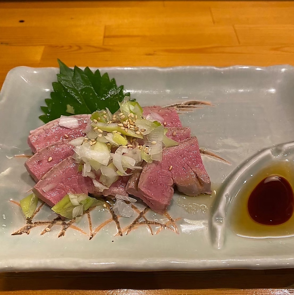 一人でのサク飲みや、程よい喧噪の中でくつろぎたい時にも最適。美味しい串料理と特別なひとときを。