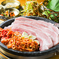 定番韓国料理をカジュアルにお楽しみいただけます！新鮮な国産豚バラ肉を使った「サムギョプサル」は、厚めにカットしているため食べ応え満点◎自家製味噌やゴマ塩ダレをお好みでつけてどうぞ♪また国産牛＆豚ホルモンの鉄板焼きや、スピーディーに提供するリーズナブルなランチも自慢。