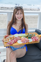 海岸沿いで飲めるプレミアムモルツの生ビール