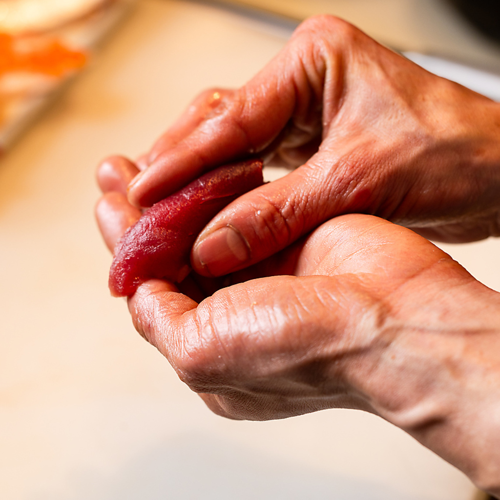 毎日仕入れる旬の魚を使っているのでネタの鮮度は抜群！それでいて1貫104円～とリーズナブル！