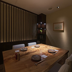 大切な方とのお食事や、親しいご友人との会食に最適な4名様用個室を2部屋ご用意しております。プライバシーが確保された落ち着いた空間で、心ゆくまでお食事と会話をお楽しみいただけます。