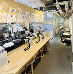 【カウンター席】お一人様でのランチやディナー、デート、サシ飲みなど様々なシーンご利用いただけるお席です。カウンター越しに調理場面を見ることができる特等席です♪隠れ家的雰囲気の当店でゆったりとお過ごしください！