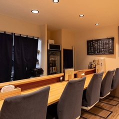 カウンター席を5席ご用意しております。店主の腕を目の前でお楽しみいただけるお席となっております。