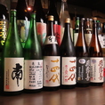 カウンター横のショーケースに並んでいる日本酒は伝統的なデザインのものから、現代的なおしゃれなラベルを見ることができます。お酒の味だけではなく、瓶のデザインでお酒を選ぶこともできますよ。好きな銘柄を楽しむのもよし、ラベルのデザインで新しい日本酒に出会うのもありです。お気に入りの一杯を見つけてください。