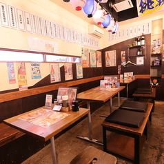 4名様用のテーブル席を設けております。ご友人同士のお食事から親族の集まりまで幅広いシーンでご利用頂ける雰囲気です。コースプランも複数ご用意しておりますので、ご予算に合わせてお選び下さい！ご不明点等ございましたら、お気軽にご相談下さいませ。