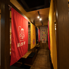 のれん半個室、壁はありますが、同フロアでのご宴会も可能です！