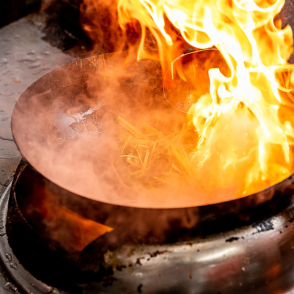大迫力！！強火で一気に焼き上げる！！これがプロの味