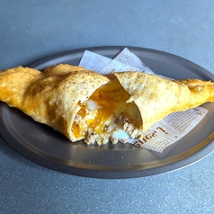 揚げパンピッツァ 温泉卵のピロシキ風