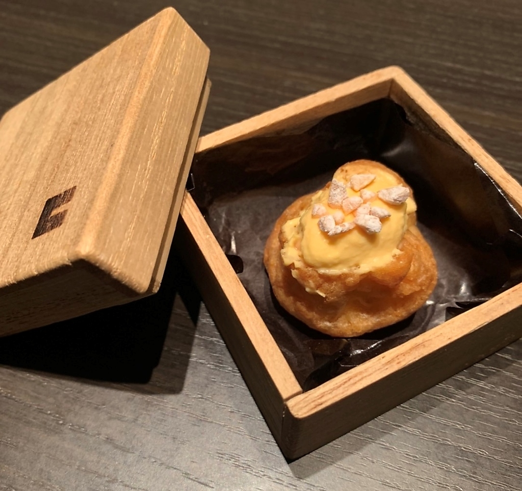 E-ma店の新名物お通し「雲丹クリームのプチシュー」