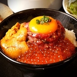ランチのオススメ【うにいくら生ユッケ丼】