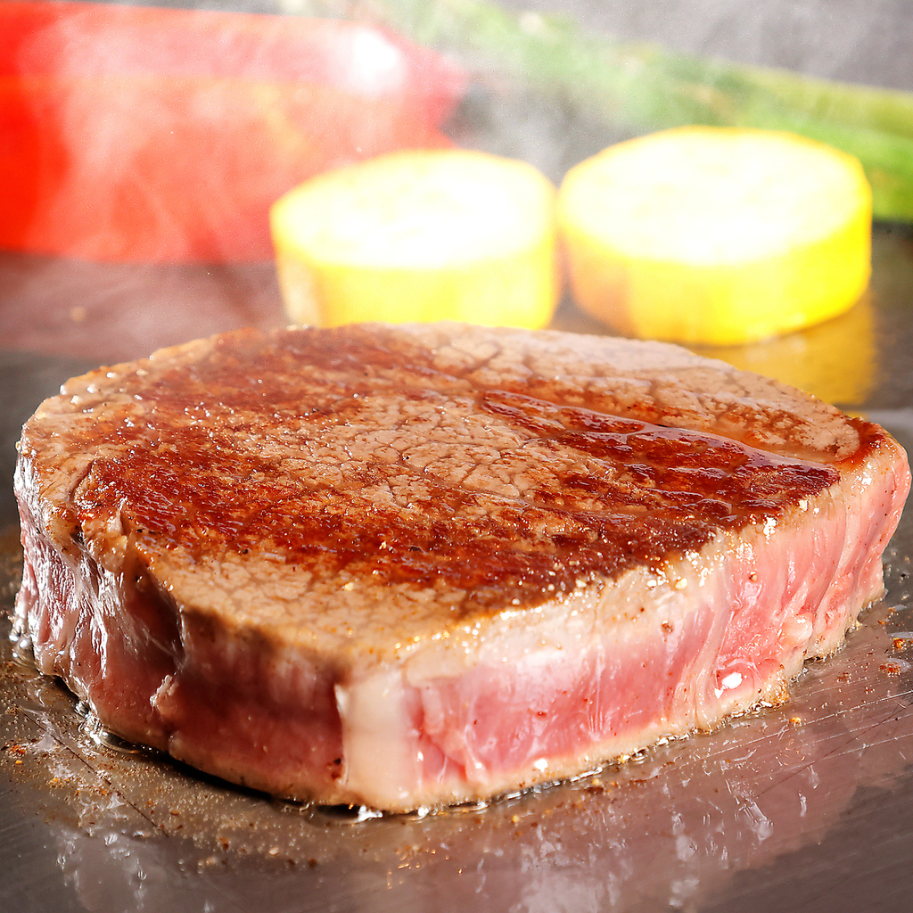 目の前で鉄板焼パフォーマンスを楽しみながらお食事をご堪能いただけます！