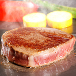 目の前で鉄板焼パフォーマンスを楽しみながらお食事をご堪能いただけます！