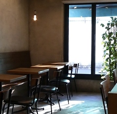 窓が大きく緑が除く開放的な店内。テーブル席、大テーブル、カウンターのご用意がございます。