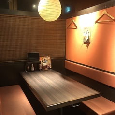 １６席全席個室となっております。宴会場小上がり席を個室分け利用時はロールカーテンと仕切り壁での区切り、通路間の間隔もあり、どの部屋も安心してご利用いただけるかと思います。