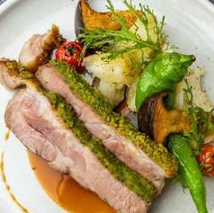 フランス産豚肉のローストローズマリーのソースと香草のクルート