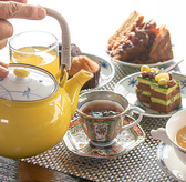 【ランチ限定】●フリードリンク・プーアル茶（ホット）・ホットコーヒー　・紅茶（アイス・ホット）・アイスコーヒー　・オレンジジュース　・アップルジュース●パティシエ特製、日替わりの焼き菓子を1品ご用意※セットにはデザートがついておりますが、お好みで追加できます。