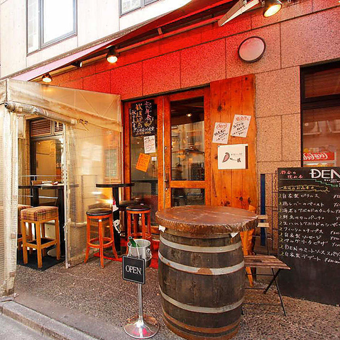 【表参道駅30秒】歓送迎会のコスパ抜群★溢れるワインで乾杯！肉とワインをお手頃に♪