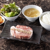 【お肉をリーズナブルに楽しめるランチ】ランチセットはなんと1,000円～ご用意。和牛カルビ・豚ロース・大山鶏と3種の肉を楽しめる「お得焼肉セット」をはじめ、ホルモン好きにはたまらない「ホルモンセット」、高品質な赤身を堪能する「和牛赤身セット」など、種類豊富に取り揃えております。ランチタイムは是非当店へ！