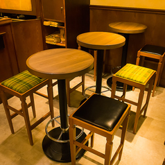 テーブルはハイテーブルと通常のテーブルと各種完備♪都営浅草線＆都営大江戸線A3出口から徒歩0分♪A３出口地上に出てすぐ右★駅近すぎる！