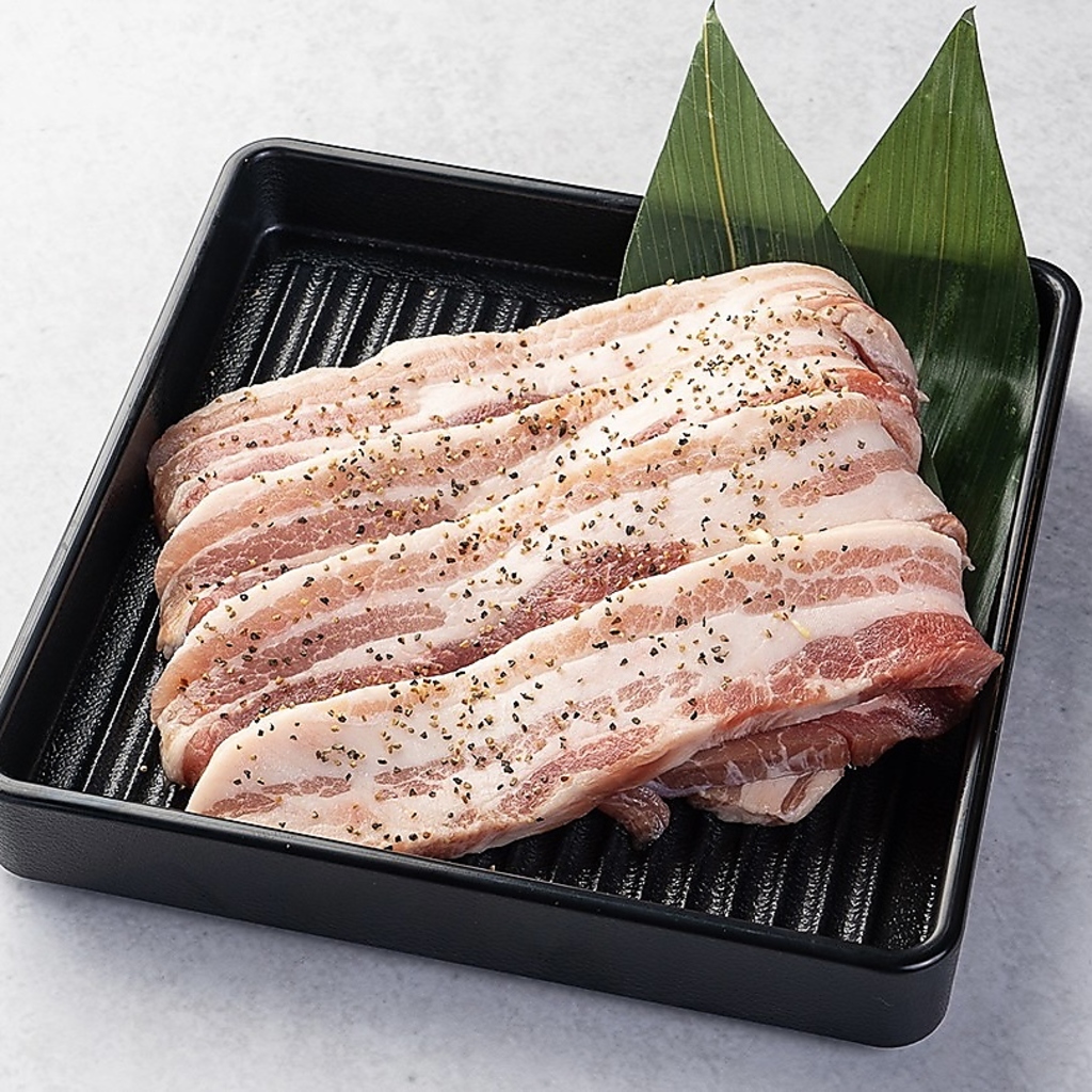 人気のサムギョプサルは厳選の豚バラ肉が自慢☆サンチェで包んで食べるとあっさりおいしく食べられる
