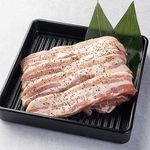 人気のサムギョプサルは、厳選の豚バラ肉が自慢サンチェで包んで食べるとあっさりおいしく食べられる