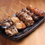 焼師が丹念に焼き上げ、旨みを凝縮される逸品に仕上げます。 クオリティ＆コスパ抜群の焼鳥を是非！