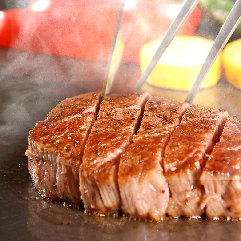 上質な肉料理や新鮮な魚介を使用した魚料理を洗練された空間でご堪能ください。