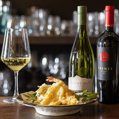 ワインセラーや焼酎棚を眺めながら、お好みの銘柄を自由に選ぶことができるのもカウンター席の魅力。料理とのペアリングも存分にお楽しみください。