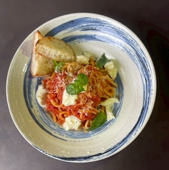 バジルとモッツァレラのトマトパスタ