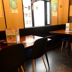 【中規模のご宴会に最適】最大10名様までご利用可能な広々としたテーブル席をご用意しております。女子会や会社の部署飲み、打ち上げなど、グループでの楽しいひとときにおすすめです。皆様でテーブルを囲みながら、ワイワイ賑やかな時間をお過ごしいただけます。