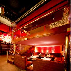 店内を見渡せる中二階席も人気が高いVIP席