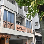 中央通り沿いのこの看板を見つけたらまずは入ってみて！