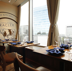 お昼は大きな窓からの眺めが最高です。