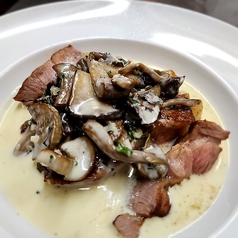 豚肩ロースのグリル~きの子クリームソース~