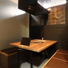 【1F テーブル席】2名様～4名様までのテーブル席をご用意しております。隣の席の方と目線が合わないように仕切りを高めにしておりますので、テーブル席でも周りの目を気にならないように、しております。