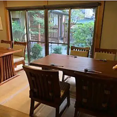 女子会や少人数の飲み会にぴったりの洗練されたテーブル席です♪和モダンなインテリアが落ち着いた雰囲気を醸し出し、長居したくなるような居心地の良さが魅力◎