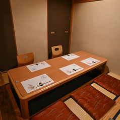 【お座敷掘りごたつ個室】和の風情を感じる落ち着いた空間で、周囲を気にすることなく、くつろぎながらお料理をお楽しみいただけます。職場の集まりや友人との食事等、さまざまな場面に対応します。